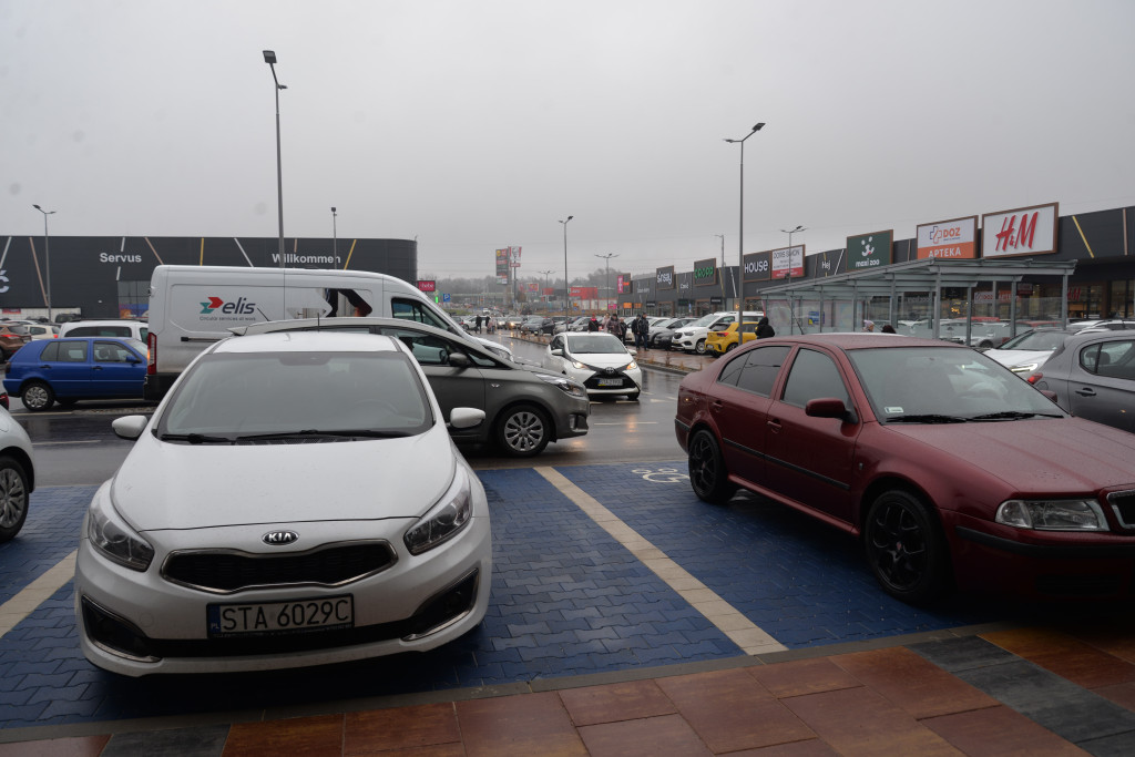 S1 na Zagórskiej. Sklepów przybywa, na parkingu ciasno