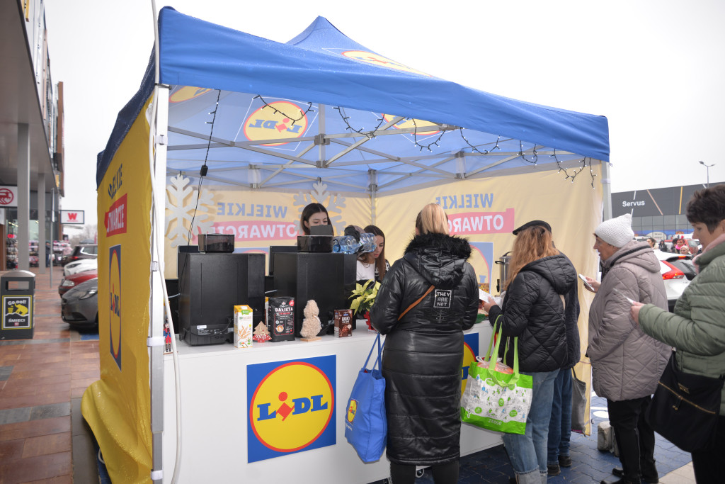 S1 na Zagórskiej. Sklepów przybywa, na parkingu ciasno