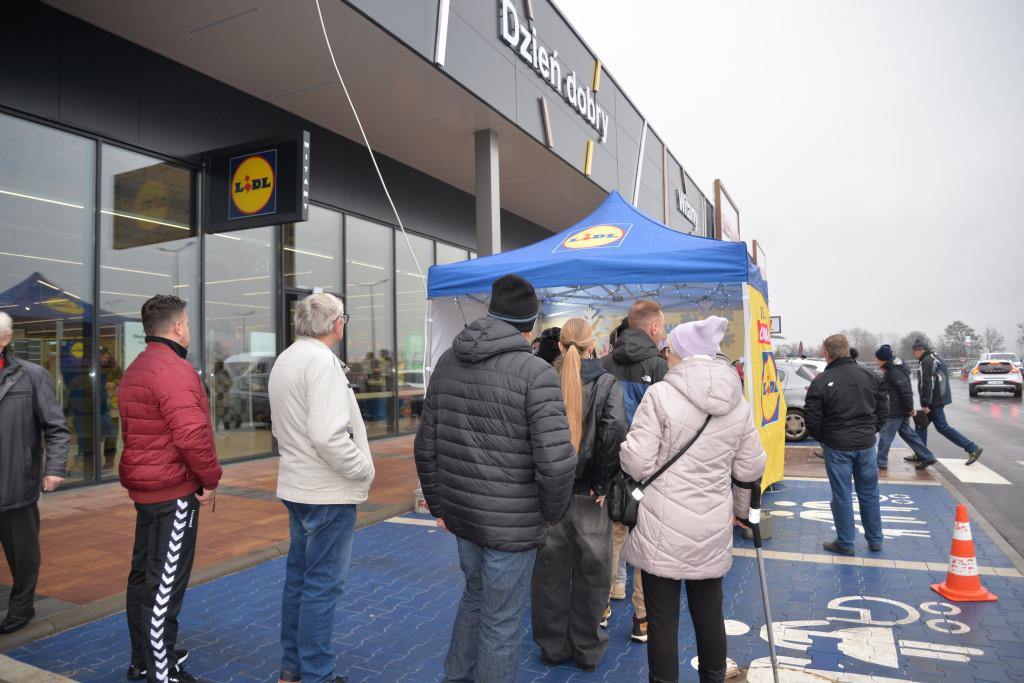 S1 na Zagórskiej. Sklepów przybywa, na parkingu ciasno