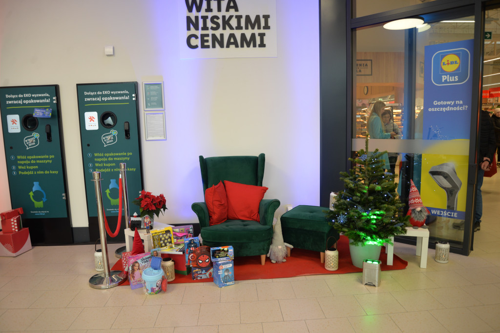 S1 na Zagórskiej. Sklepów przybywa, na parkingu ciasno