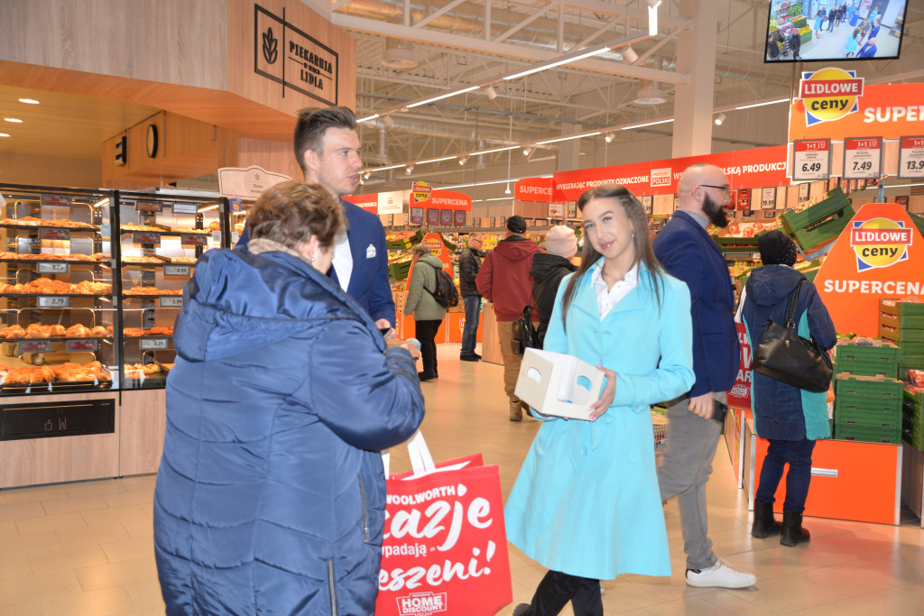 S1 na Zagórskiej. Sklepów przybywa, na parkingu ciasno