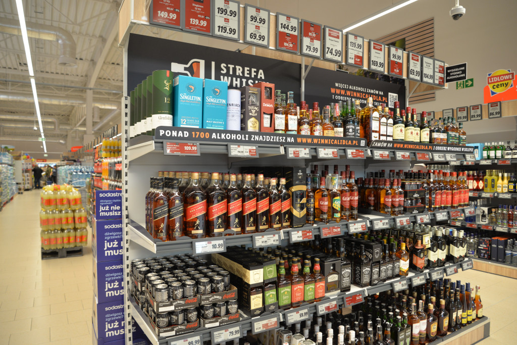 S1 na Zagórskiej. Sklepów przybywa, na parkingu ciasno