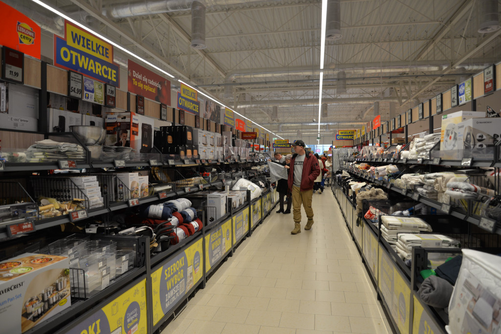 S1 na Zagórskiej. Sklepów przybywa, na parkingu ciasno