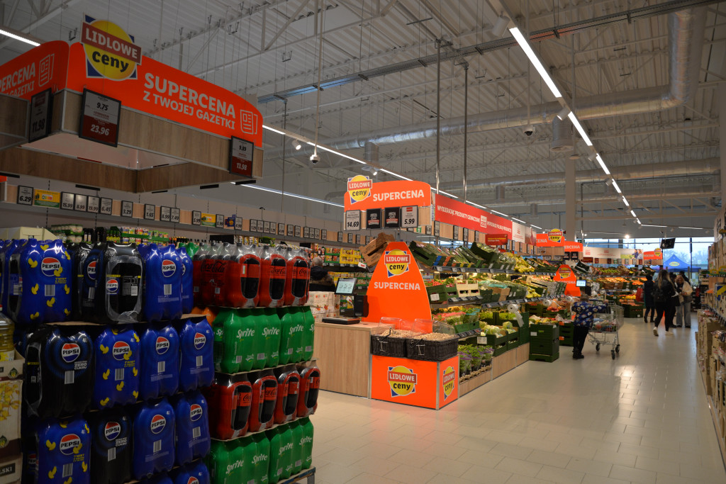 S1 na Zagórskiej. Sklepów przybywa, na parkingu ciasno