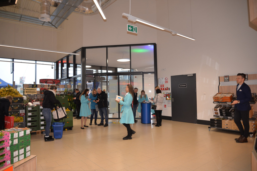 S1 na Zagórskiej. Sklepów przybywa, na parkingu ciasno