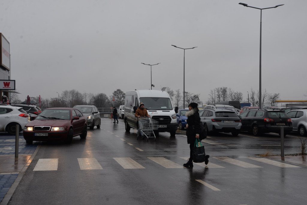 S1 na Zagórskiej. Sklepów przybywa, na parkingu ciasno