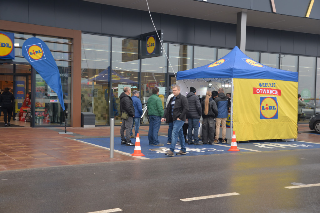 S1 na Zagórskiej. Sklepów przybywa, na parkingu ciasno