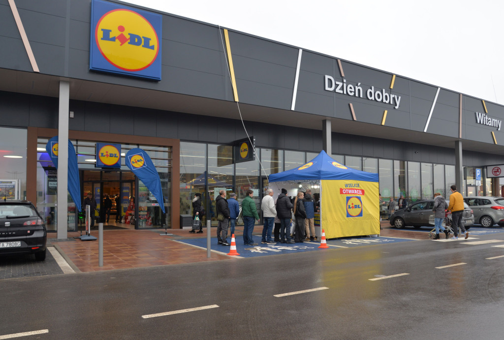 S1 na Zagórskiej. Sklepów przybywa, na parkingu ciasno