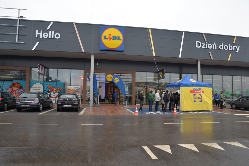 S1 na Zagórskiej. Sklepów przybywa, na parkingu ciasno