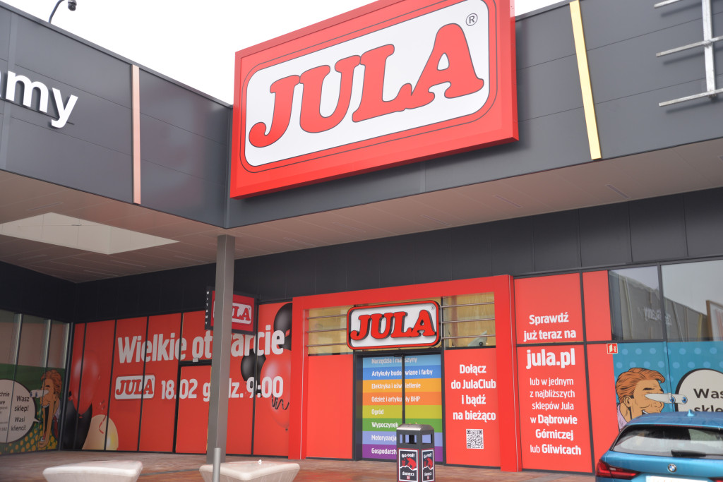 S1 na Zagórskiej. Sklepów przybywa, na parkingu ciasno