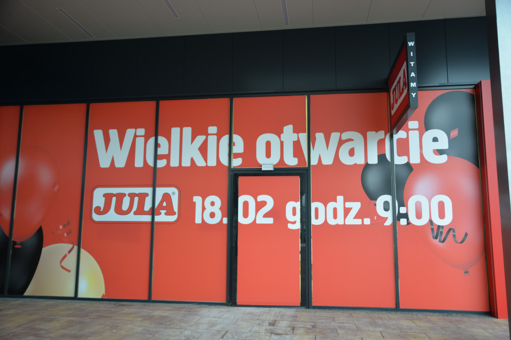 S1 na Zagórskiej. Sklepów przybywa, na parkingu ciasno