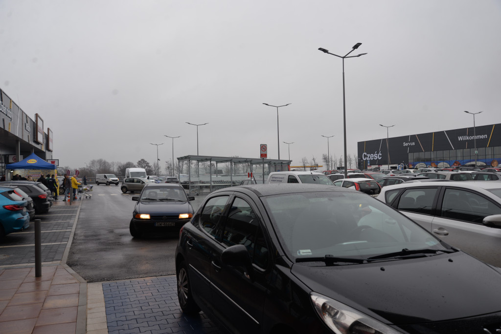S1 na Zagórskiej. Sklepów przybywa, na parkingu ciasno