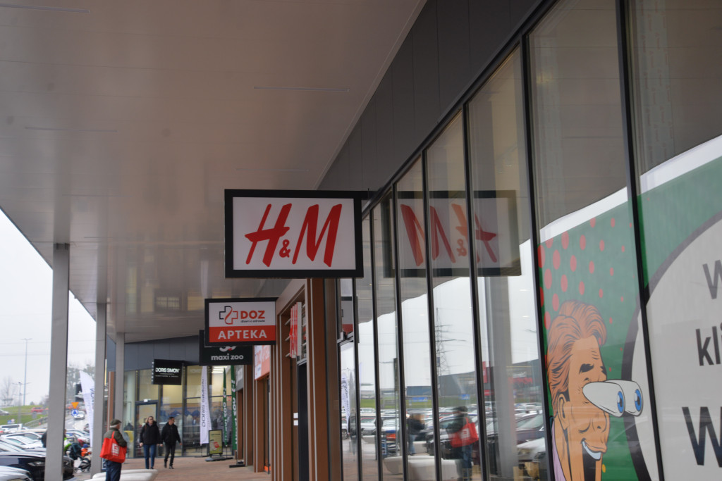 S1 na Zagórskiej. Sklepów przybywa, na parkingu ciasno