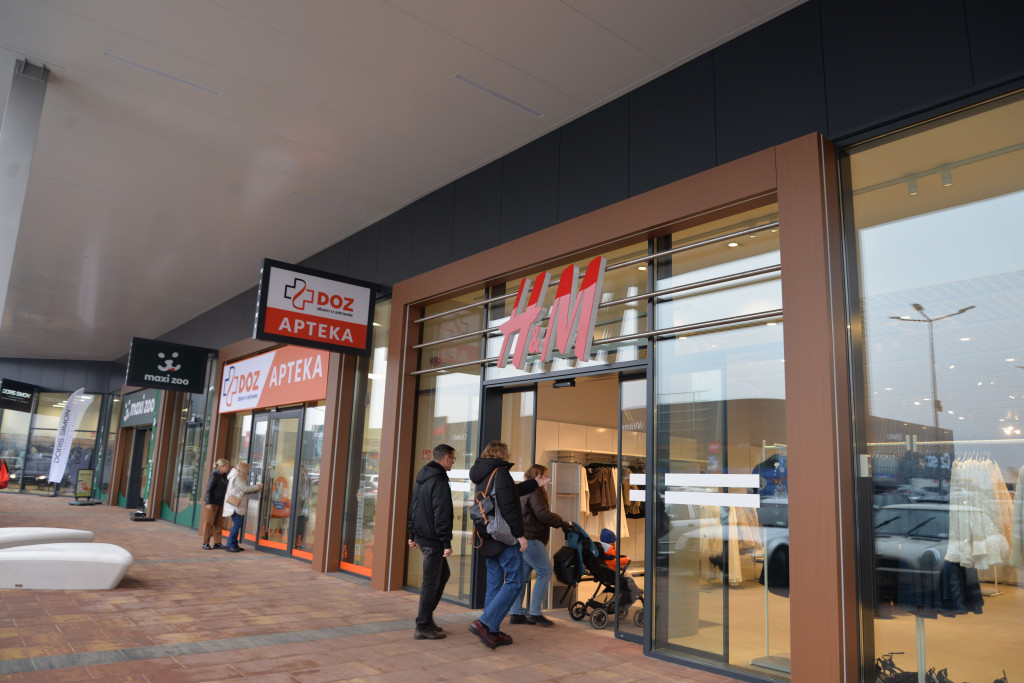 S1 na Zagórskiej. Sklepów przybywa, na parkingu ciasno