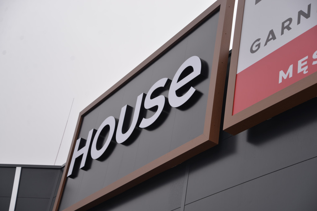 S1 na Zagórskiej. Sklepów przybywa, na parkingu ciasno