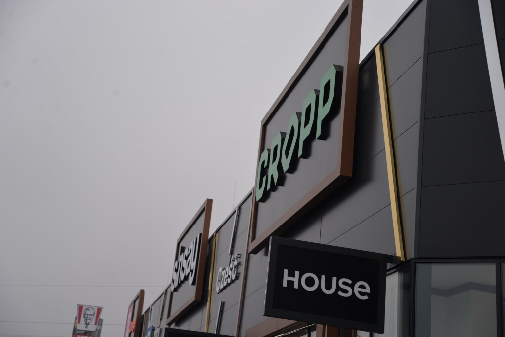 S1 na Zagórskiej. Sklepów przybywa, na parkingu ciasno