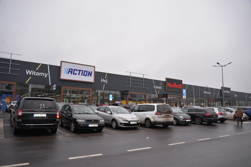 S1 na Zagórskiej. Sklepów przybywa, na parkingu ciasno