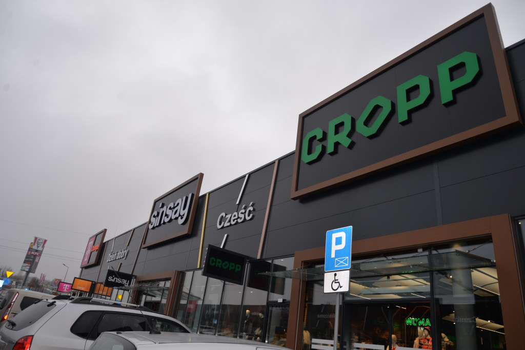 S1 na Zagórskiej. Sklepów przybywa, na parkingu ciasno