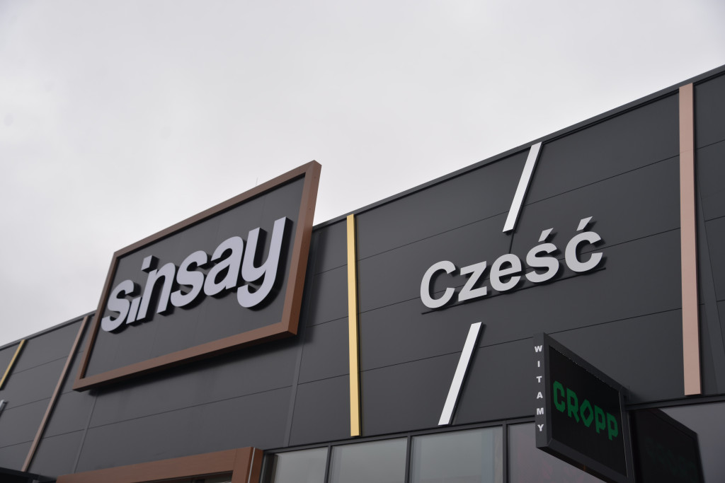 S1 na Zagórskiej. Sklepów przybywa, na parkingu ciasno