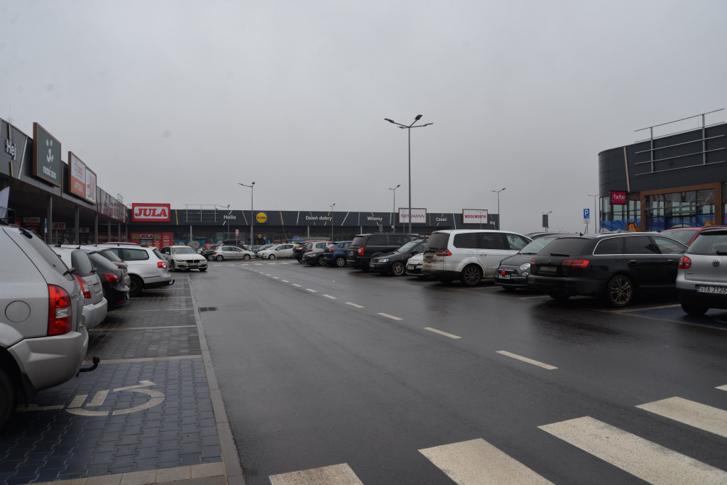 S1 na Zagórskiej. Sklepów przybywa, na parkingu ciasno