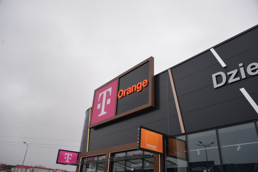 S1 na Zagórskiej. Sklepów przybywa, na parkingu ciasno