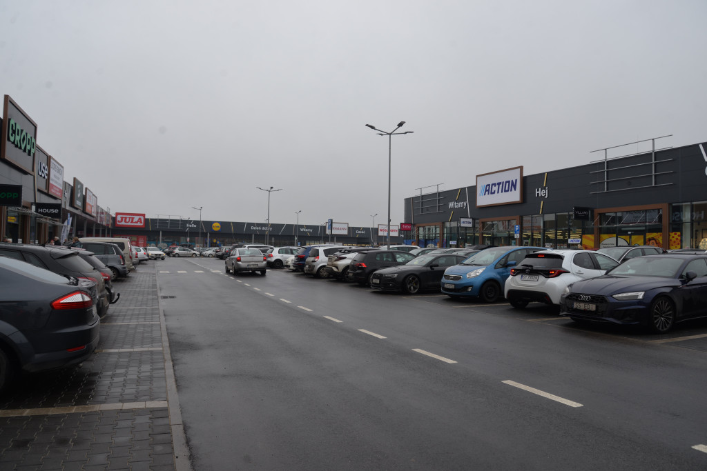 S1 na Zagórskiej. Sklepów przybywa, na parkingu ciasno