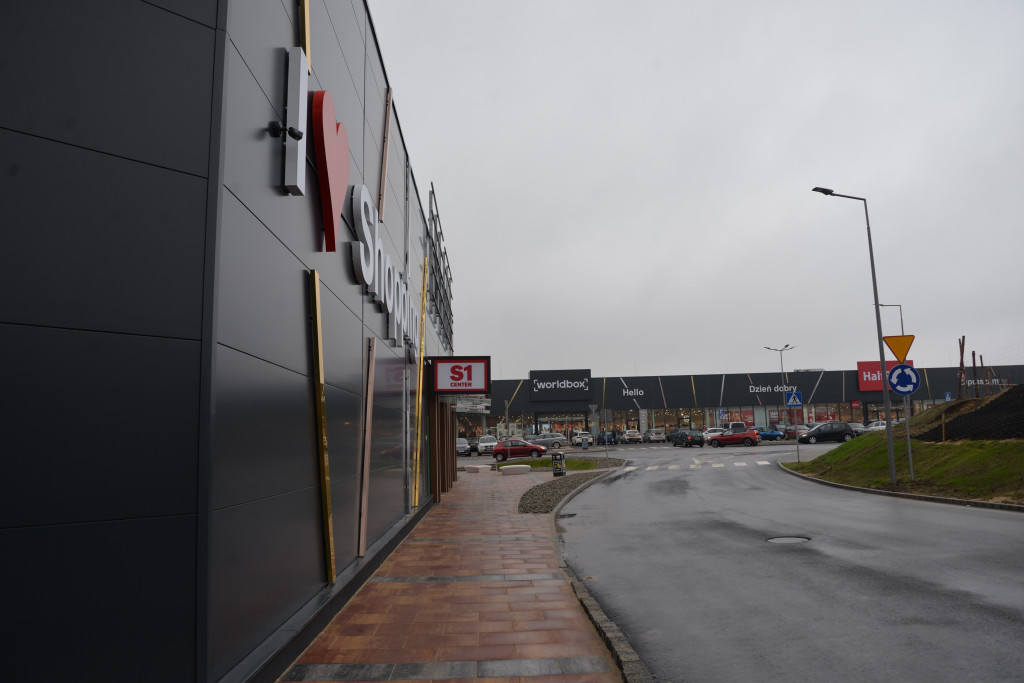 S1 na Zagórskiej. Sklepów przybywa, na parkingu ciasno
