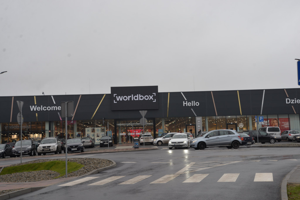 S1 na Zagórskiej. Sklepów przybywa, na parkingu ciasno