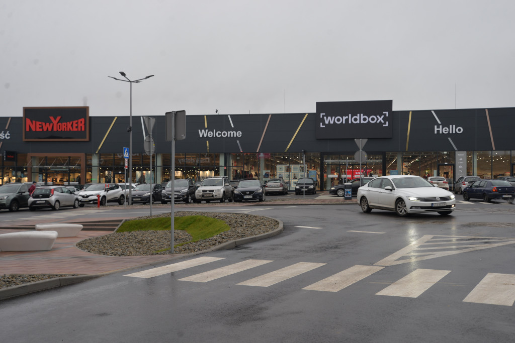 S1 na Zagórskiej. Sklepów przybywa, na parkingu ciasno