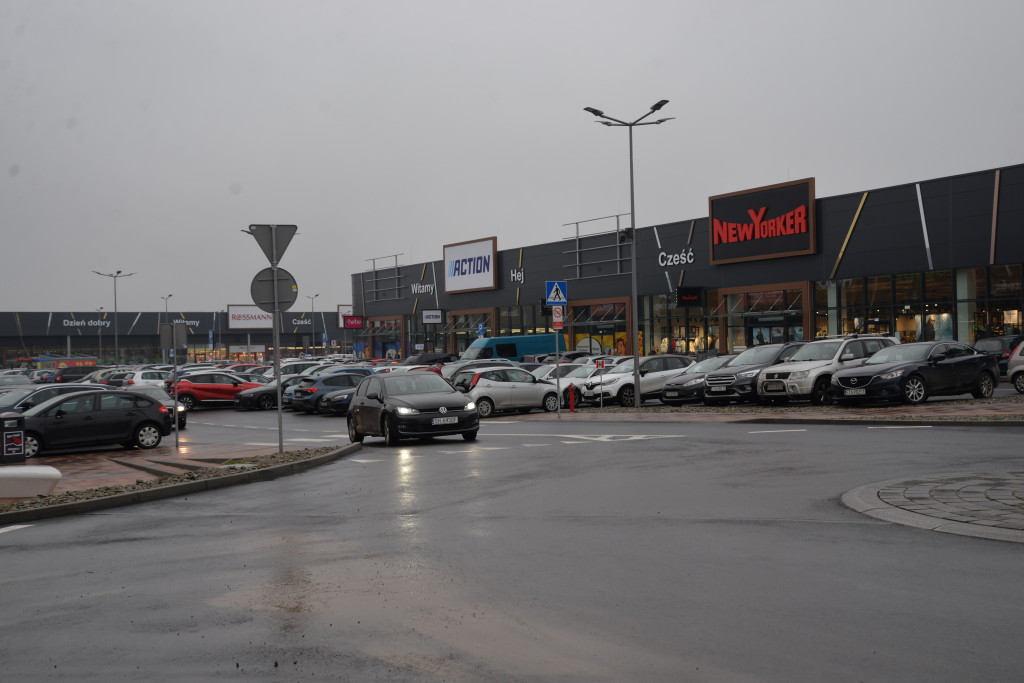 S1 na Zagórskiej. Sklepów przybywa, na parkingu ciasno