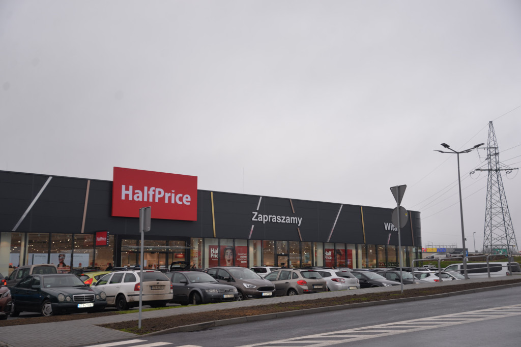 S1 na Zagórskiej. Sklepów przybywa, na parkingu ciasno