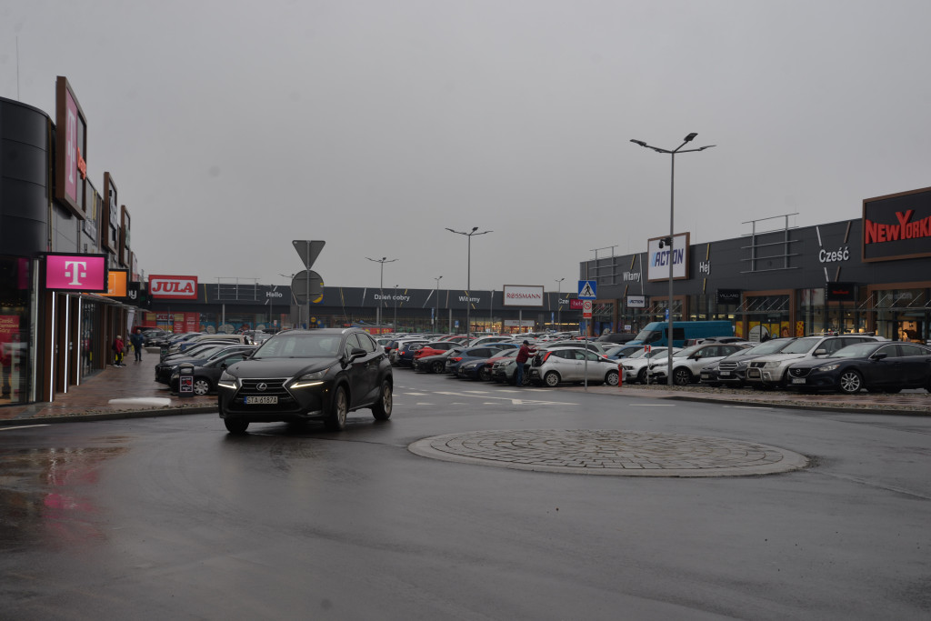 S1 na Zagórskiej. Sklepów przybywa, na parkingu ciasno