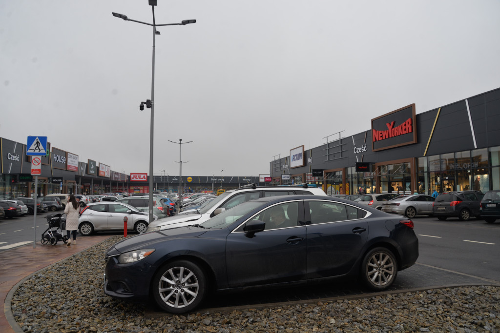S1 na Zagórskiej. Sklepów przybywa, na parkingu ciasno