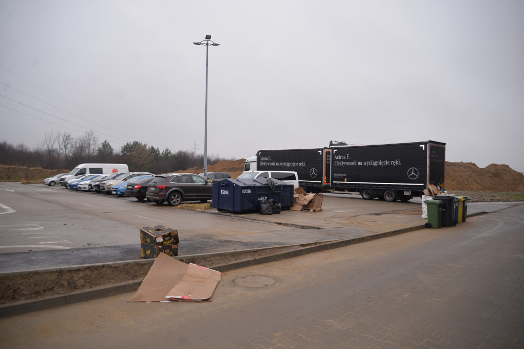S1 na Zagórskiej. Sklepów przybywa, na parkingu ciasno