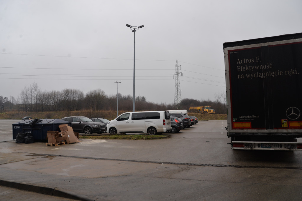 S1 na Zagórskiej. Sklepów przybywa, na parkingu ciasno