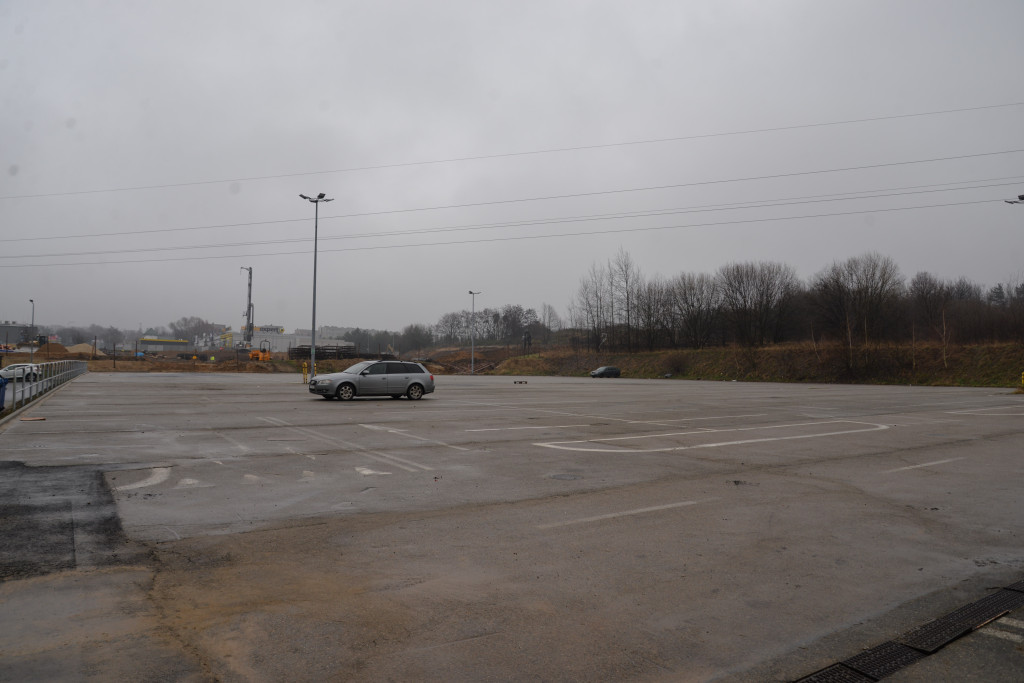 S1 na Zagórskiej. Sklepów przybywa, na parkingu ciasno