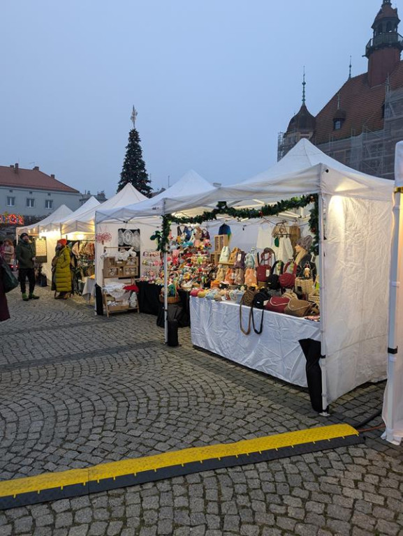 Klimatycznie na rynku w Tarnowskich Górach. Ruszył jarmark!