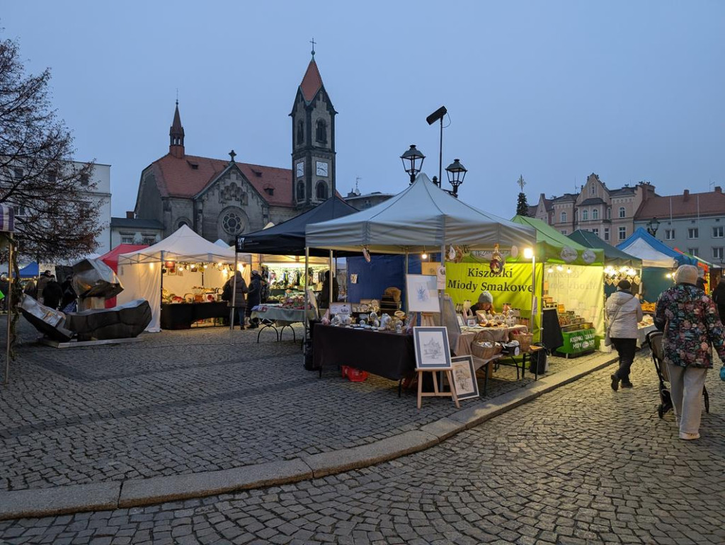 Klimatycznie na rynku w Tarnowskich Górach. Ruszył jarmark!