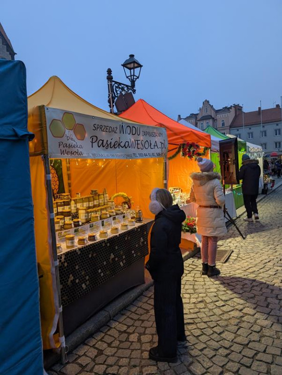 Klimatycznie na rynku w Tarnowskich Górach. Ruszył jarmark!