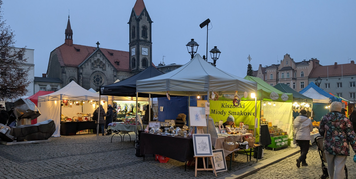Klimatycznie na rynku w Tarnowskich Górach. Ruszył jarmark!
