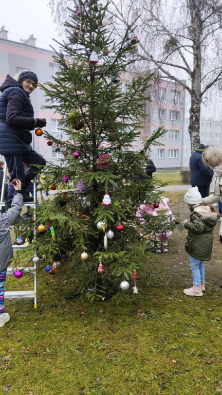 Strojenie choinki na osiedlowym skwerku seniora