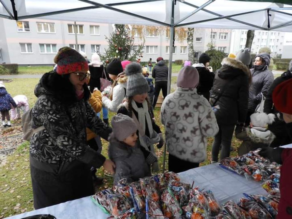 Strojenie choinki na osiedlowym skwerku seniora