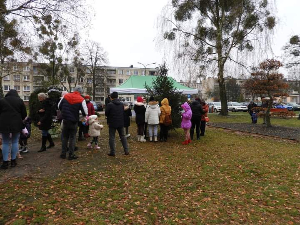Strojenie choinki na osiedlowym skwerku seniora