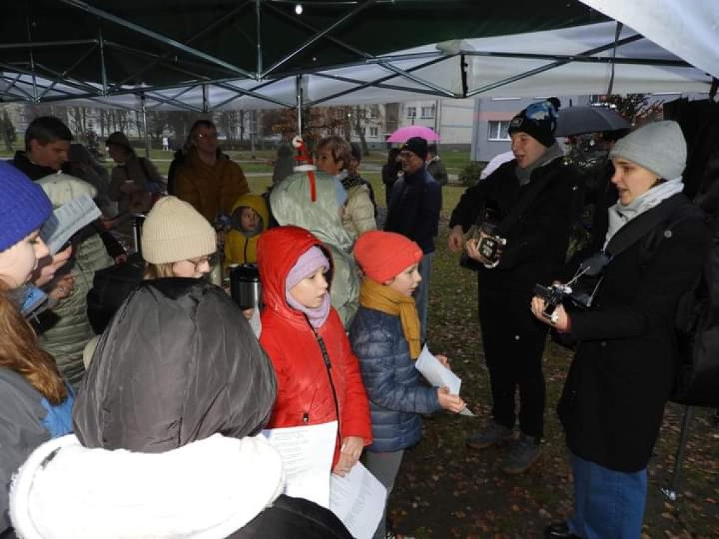 Strojenie choinki na osiedlowym skwerku seniora