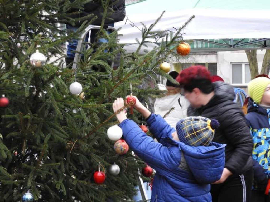 Strojenie choinki na osiedlowym skwerku seniora