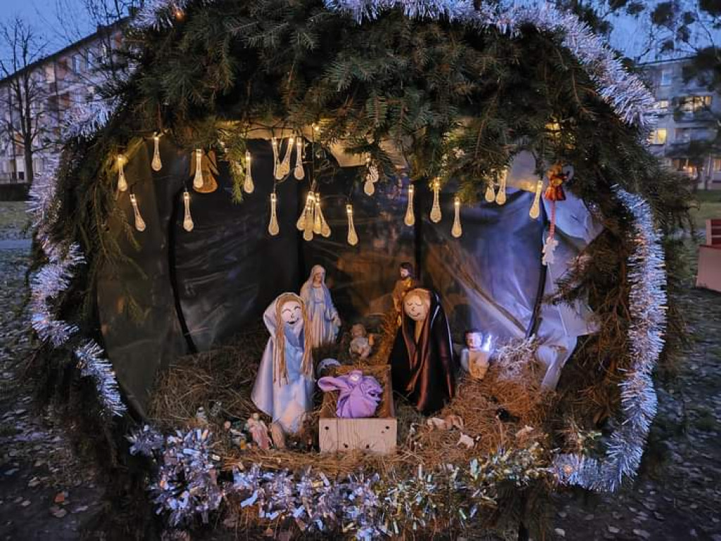 Strojenie choinki na osiedlowym skwerku seniora