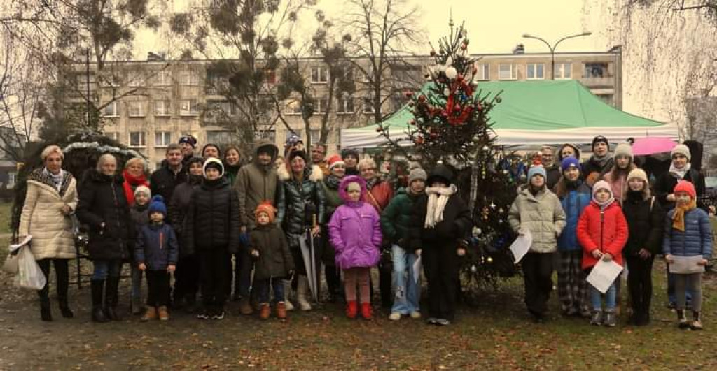 Strojenie choinki na osiedlowym skwerku seniora
