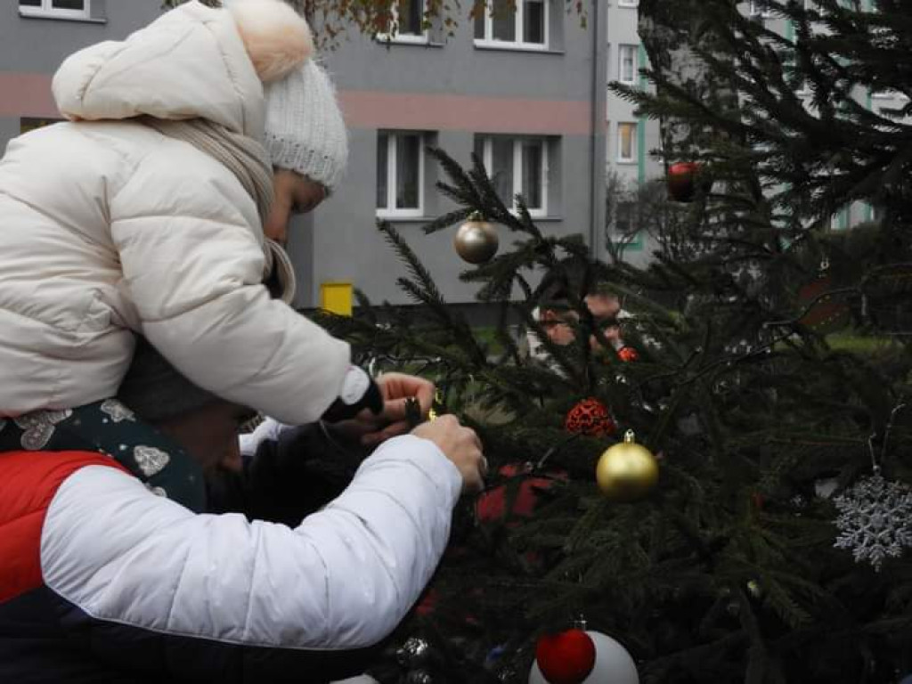 Strojenie choinki na osiedlowym skwerku seniora