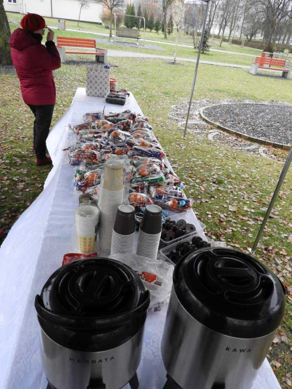 Strojenie choinki na osiedlowym skwerku seniora