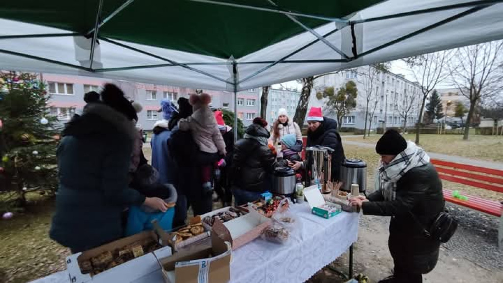 Strojenie choinki na osiedlowym skwerku seniora